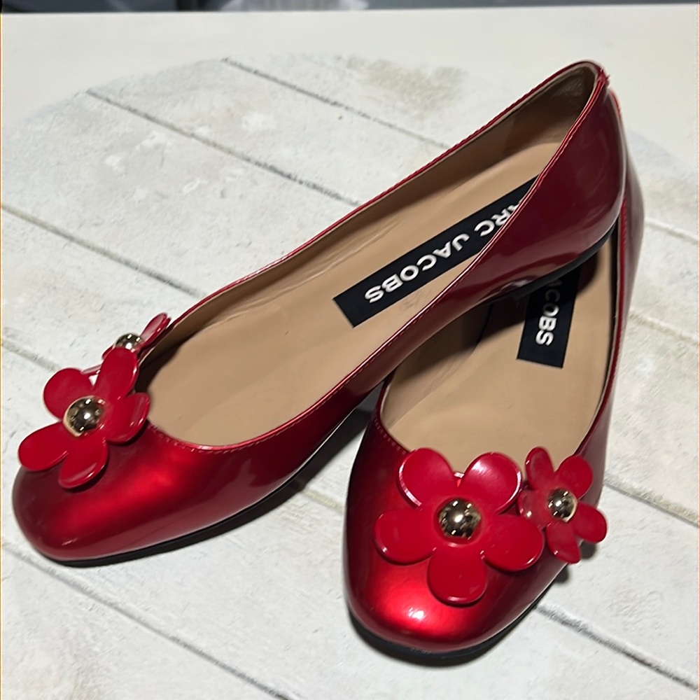 Marc Jacobs - patent red with flowers and gold hardware, like NEW size 7